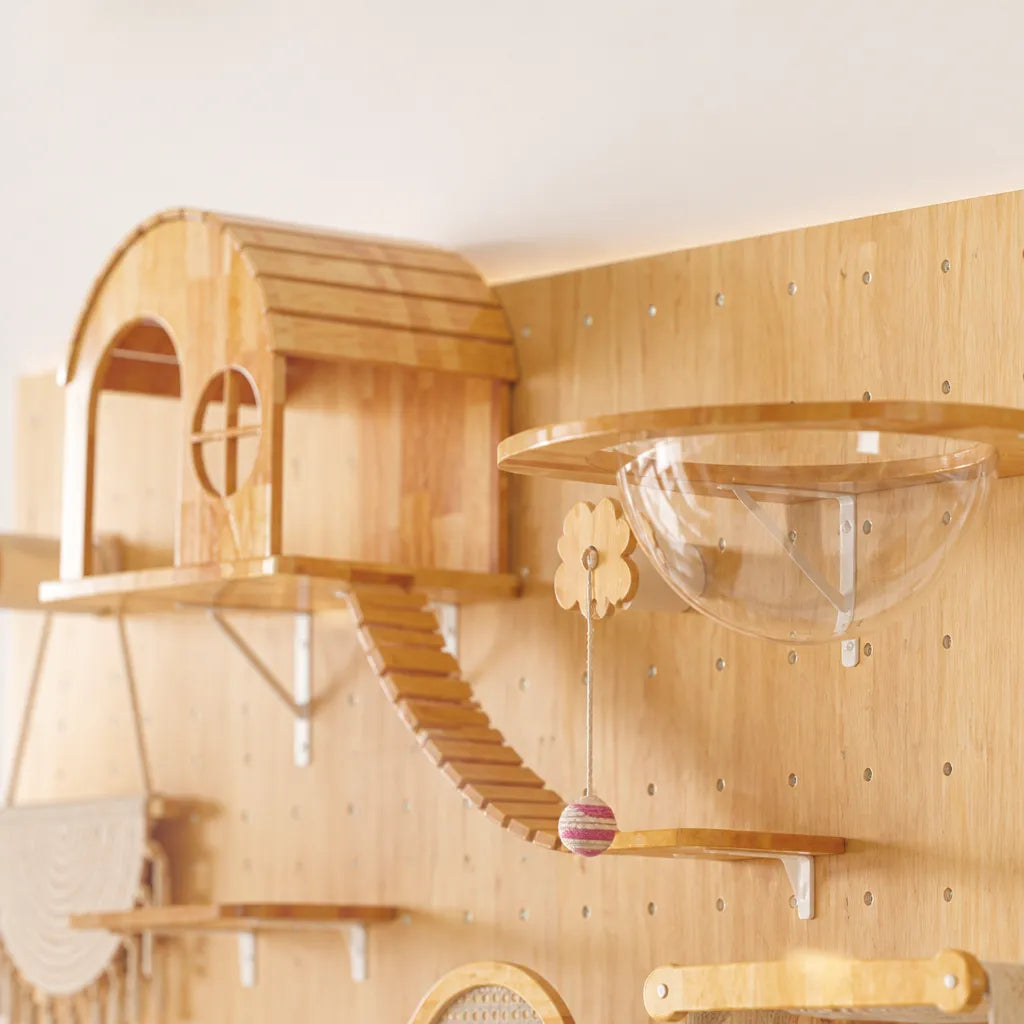 Air Paradise kattenklimmeubel – detailaanzicht van houten kattenhuis met klimladder, transparante hangmand en speelbal aan veer