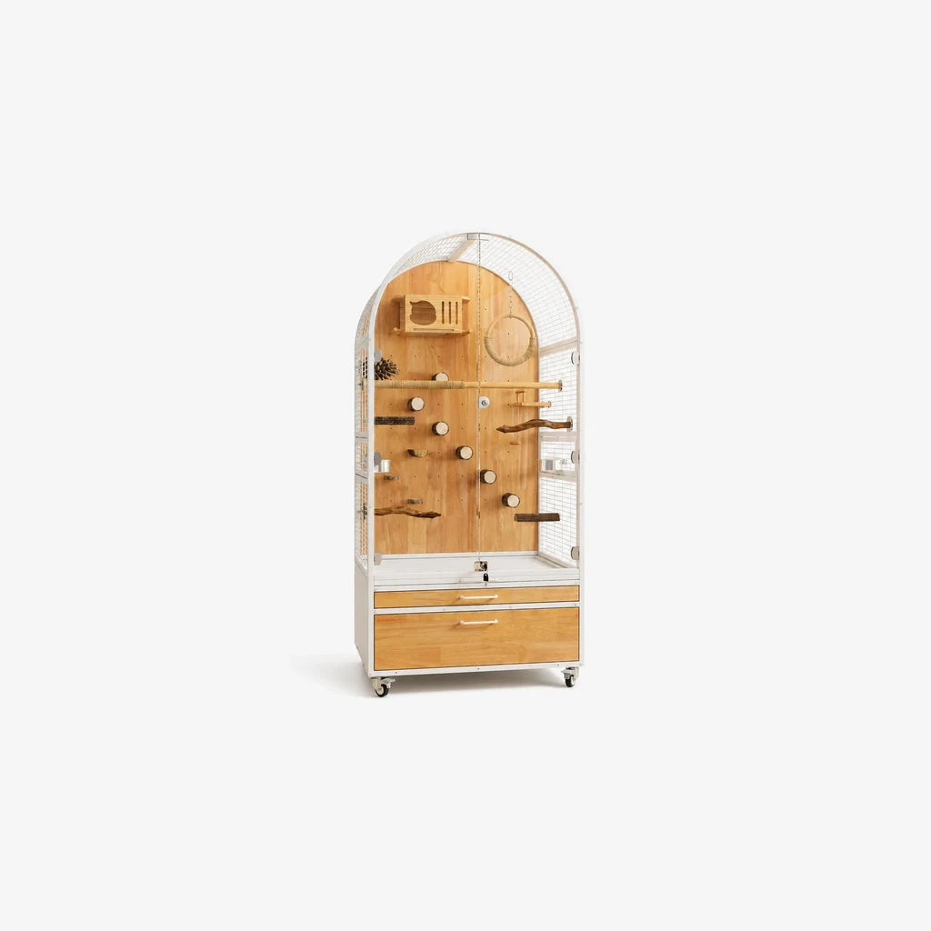 Baroque Tuin Grande Vogelvolière wit – grote luxe boogvormige vogelkooi wit staal met houten speelwand, zitstokken, rotan schommelring en twee laden op wieltjes