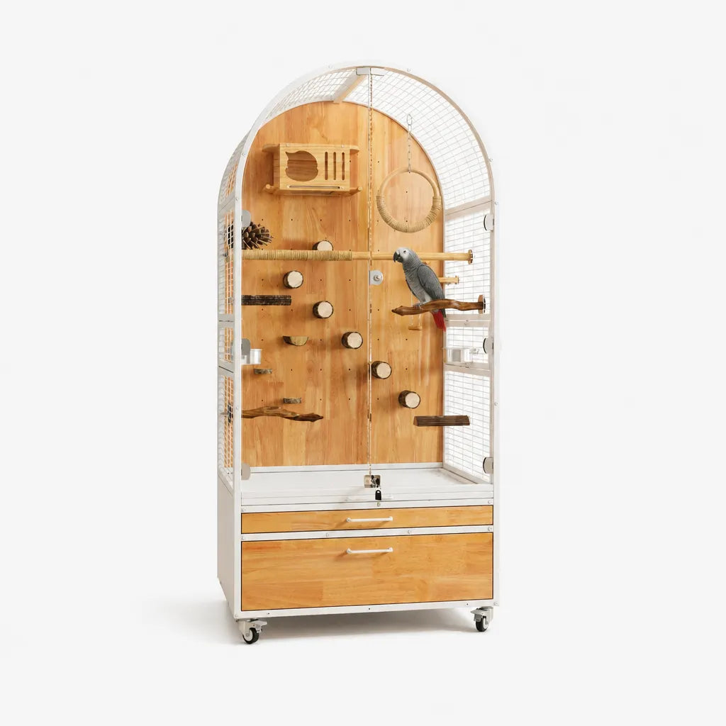 Baroque Tuin Grande Vogelvolière wit met papegaai – grote luxe boogvormige vogelkooi wit staal met houten speelwand, zitstokken, rotan schommelring en twee laden