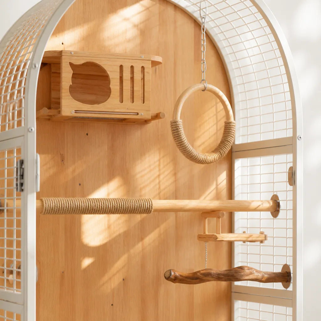Detailfoto Baroque Tuin Grande Vogelvolière – houten vogelhuisje met uil uitsnede, rotan schommelring aan ketting, sisal zitstok en natuurlijke takzitstok aan wit stalen gaas