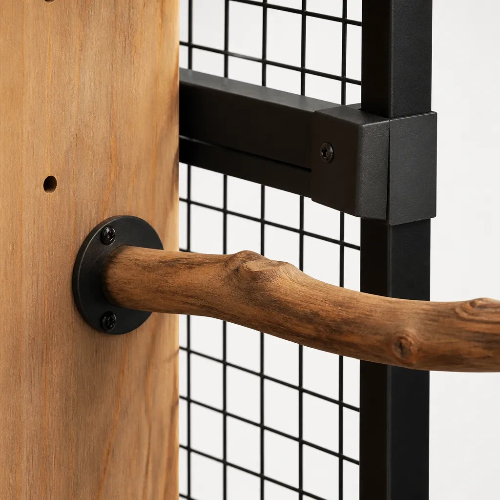 Detailfoto Maison Grande Luxe Vogelvolière – natuurlijke houten takzitstok met zwarte stalen bevestigingsflens aan houten speelwand