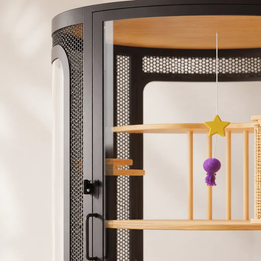 Detailfoto Star Moon Castle Cat Villa – zwart stalen deur met gaas en hangend kattenspeelgoed ster en bal