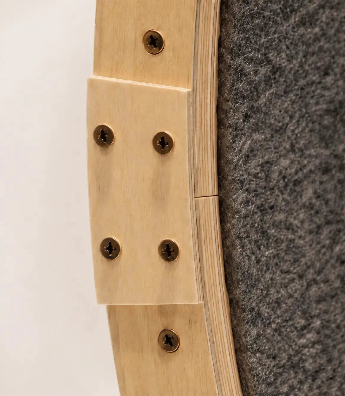 Detailfoto Aurelia kattenloopwiel – berkenlaminaat constructie met bronzen schroeven en grijs vilten loopvlak
