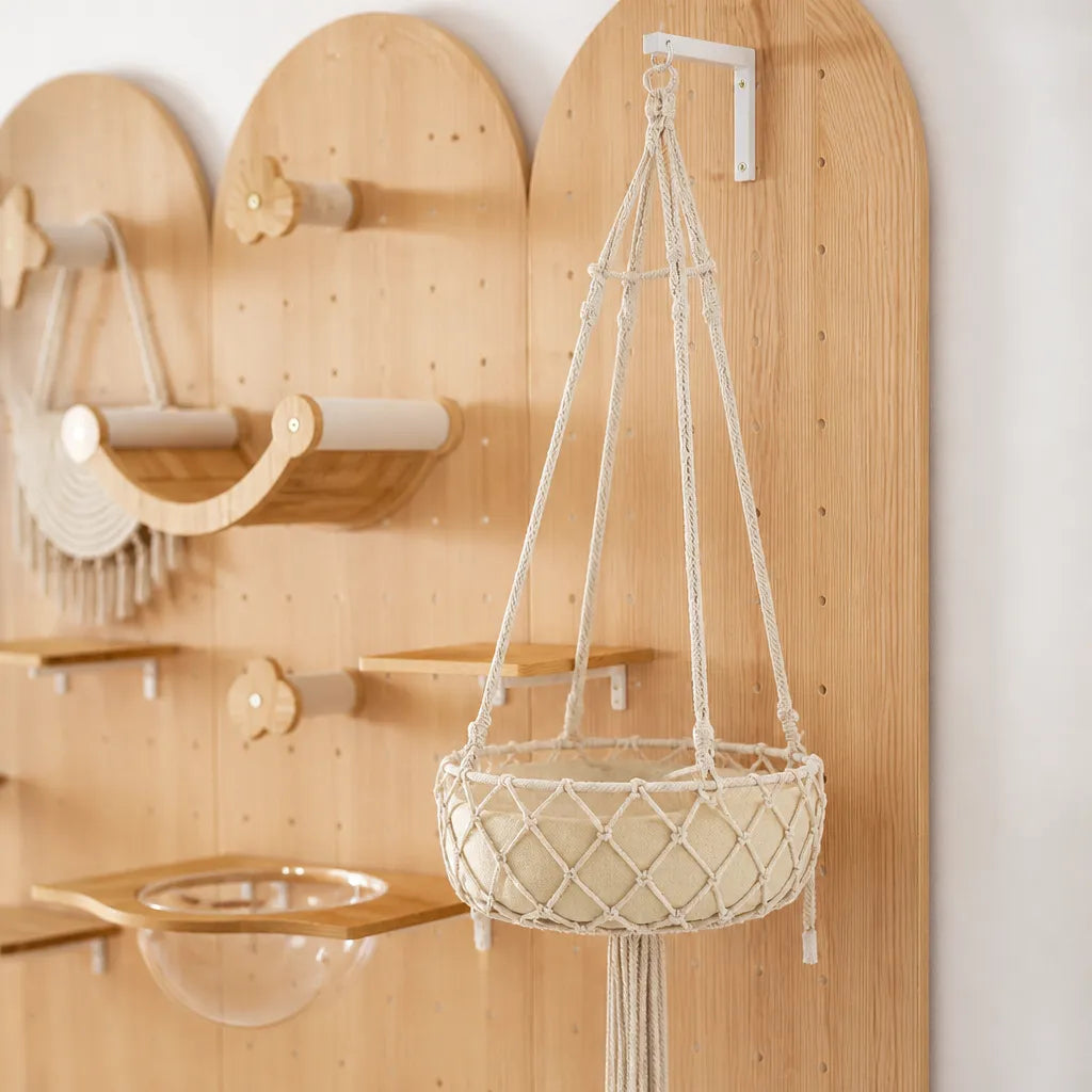 Detailfoto Faro kattenklimmeubel – handgemaakte macramé hangmand met katoenen touw en zacht kussen aan houten wandpaneel