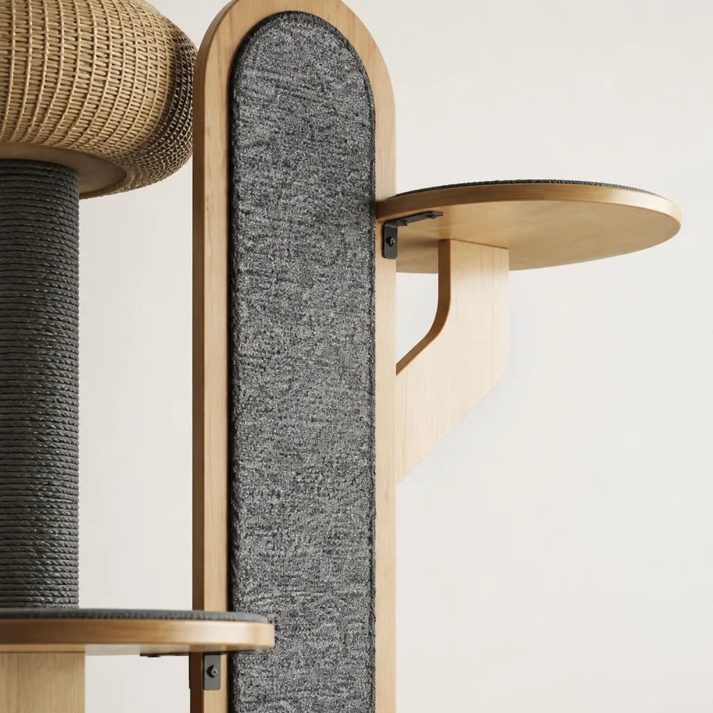 Detailfoto Mira kattenmeubel – grijs geweven krabpaneel met berkenhout platform en bronzen bevestigingsbeugel