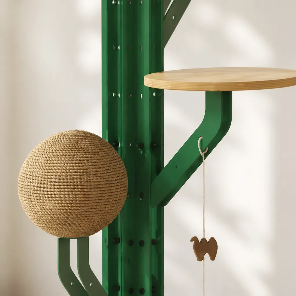 Detailfoto Fiora krabpaal – grote sisal krabbal met houten hangend kattenspeelgoed aan groen stalen cactus frame