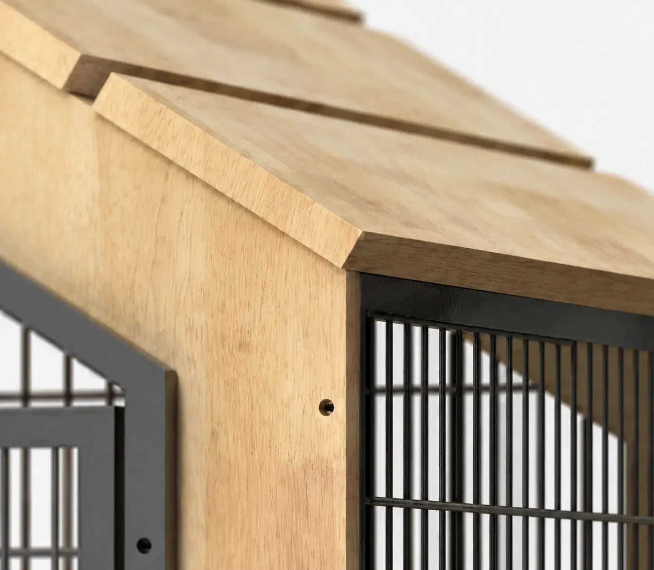 Detailfoto Homestead hondenbench – rubberhouten puntdak met dakpanelen en zwart stalen frame