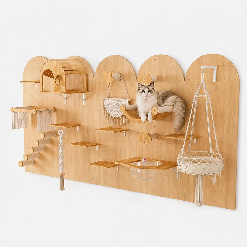 Faro kattenklimmeubel met kat op macramé schommel – houten wandsysteem met klimplatforms, boomhut en hangmand